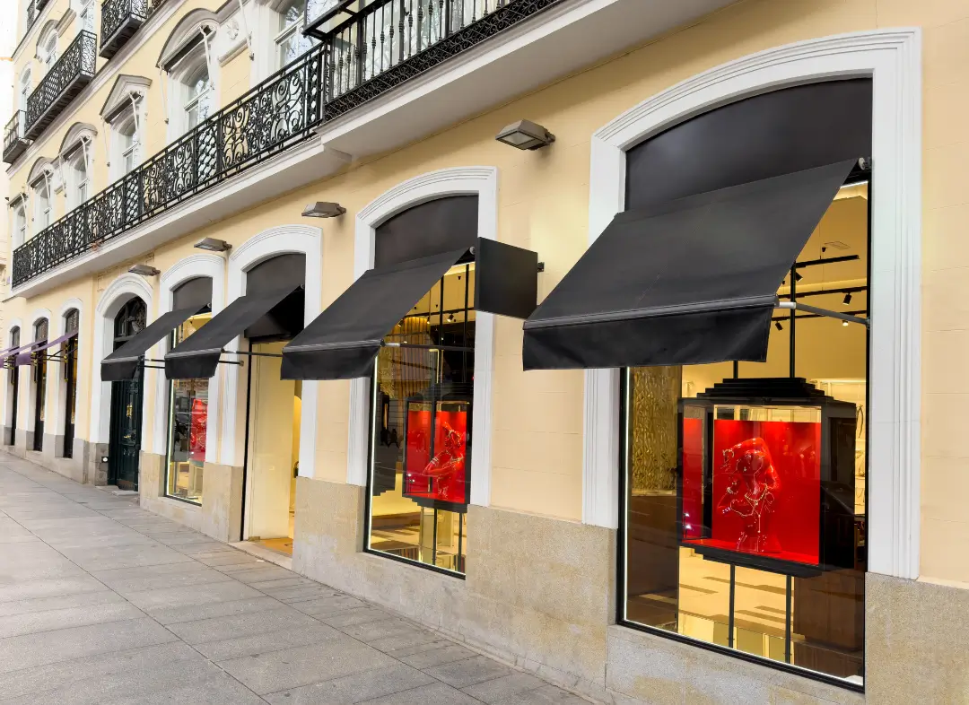 Façade vitrine de magasin en aluminium sur mesure à Le Loroux-Bottereau